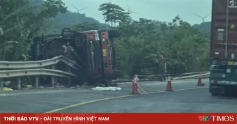 Xe tải mất lái tông vào hộ lan trên Quốc lộ 9, 3 người tử vong