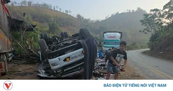 Xe tải mất lái trên Quốc lộ 6 làm 3 người bị thương
