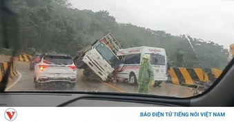 Xe tải ngả nghiêng, đè ô tô khách 16 chỗ trên đèo Đại Ninh