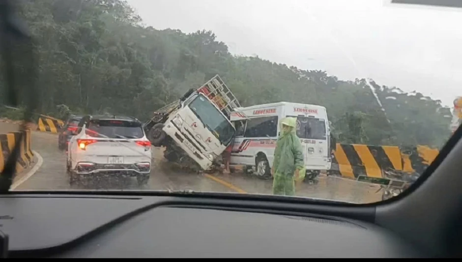 Xe tải ngả nghiêng, đè ô tô khách 16 chỗ trên đèo Đại Ninh Xe tải ngả nghiêng, đè ô tô khách 16 chỗ trên đèo Đại Ninh
