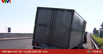 Xe tải nổ lốp khi đang lưu thông trên cao tốc Hà Nội - Hải Phòng
