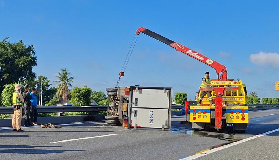 Xe tải nổ lốp lật ngửa trên cao tốc Xe tải nổ lốp lật ngửa trên cao tốc