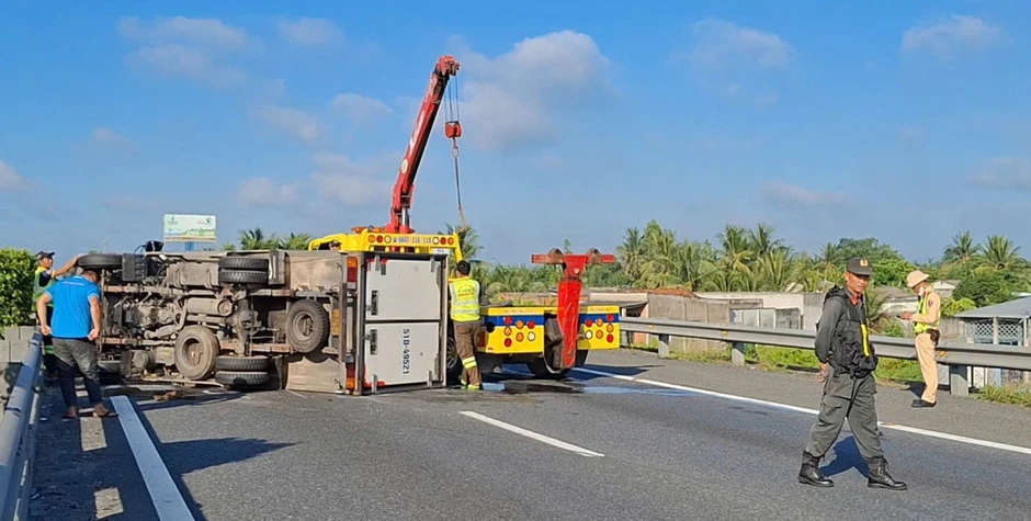Xe tải nổ lốp lật ngửa trên cao tốc Xe tải nổ lốp lật ngửa trên cao tốc