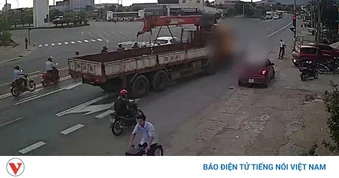 Xe tải tông 4 xe máy đang dừng chờ đèn đỏ ở Hà Tĩnh