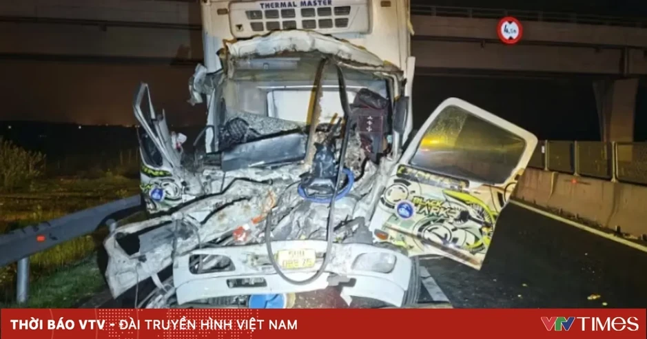 Xe tải tông đuôi xe cùng chiều trên cao tốc, 2 người thương vong Xe tải tông đuôi xe cùng chiều trên cao tốc, 2 người thương vong
