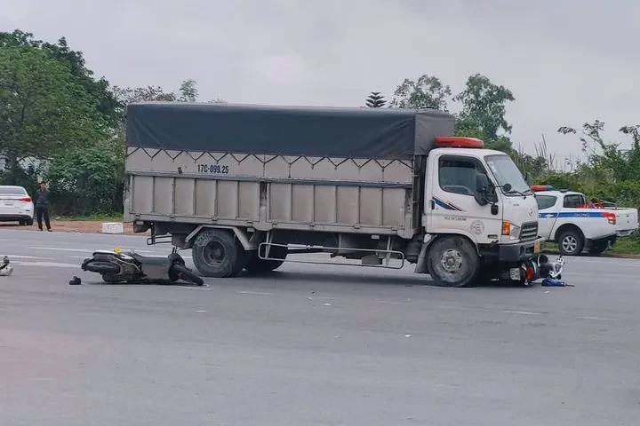 Xe tải tông liên hoàn 3 xe máy trên Quốc lộ 10, 2 người tử vong Xe tải tông liên hoàn 3 xe máy trên Quốc lộ 10, 2 người tử vong