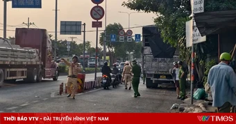 Xe tải tông loạt xe máy, lao vào nhà dân, 2 người thương vong
