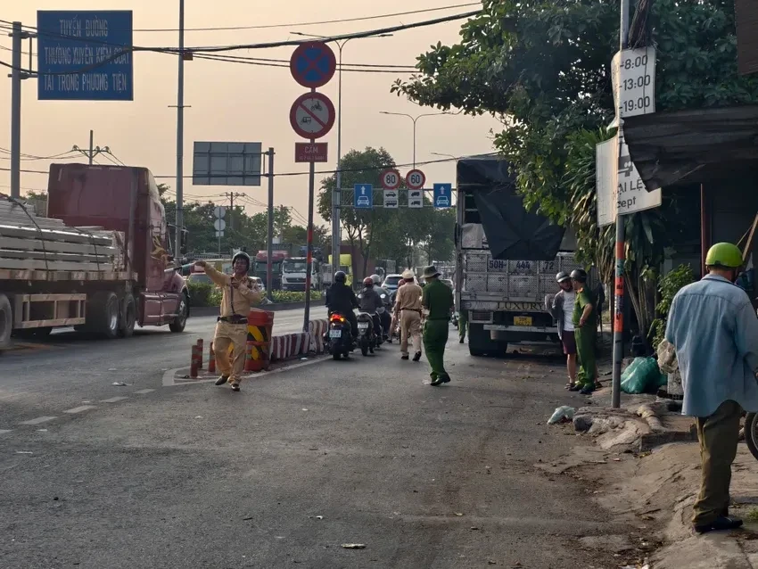 Xe tải tông loạt xe máy, lao vào nhà dân, 2 người thương vong Xe tải tông loạt xe máy, lao vào nhà dân, 2 người thương vong