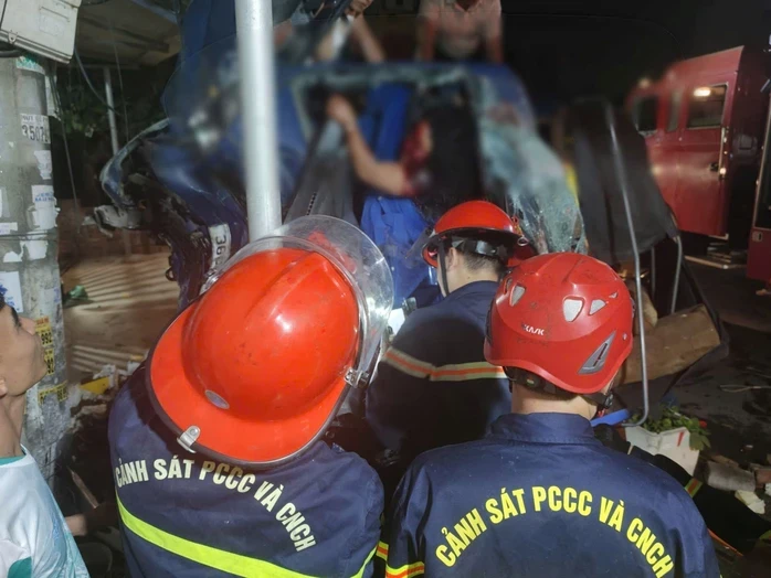 Xe tải tông tường nhà dân, đôi nam nữ mắc kẹt trong cabin Xe tải tông tường nhà dân, đôi nam nữ mắc kẹt trong cabin