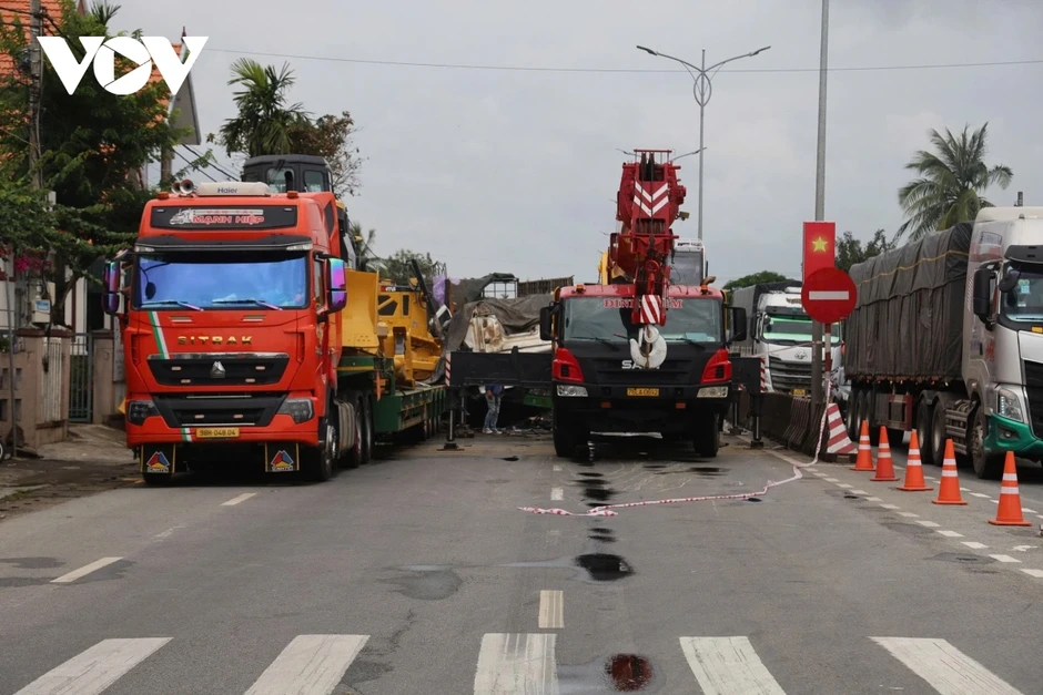 Xe tải tông vào đuôi xe đầu kéo dừng bên đường, 1 người tử vong Xe tải tông vào đuôi xe đầu kéo dừng bên đường, 1 người tử vong