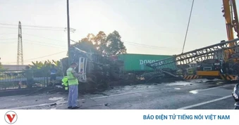 Xe tải tự gây tai nạn trên Quốc lộ 5, tài xế bị thương