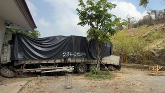 Xe tải tụt dốc tông vào nhà ăn khiến 3 người tử vong