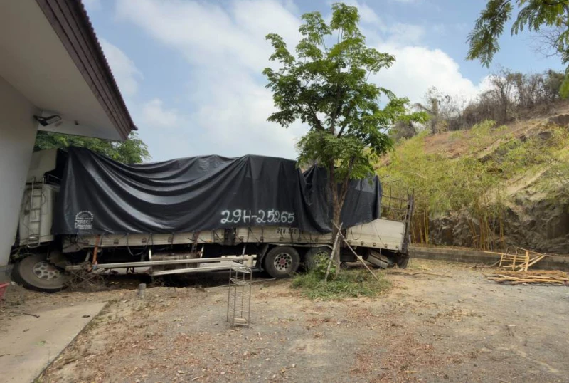 Xe tải tụt dốc tông vào nhà ăn khiến 3 người tử vong Xe tải tụt dốc tông vào nhà ăn khiến 3 người tử vong