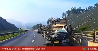 Xe tải va chạm xe đầu kéo trên cao tốc Bùng - Vạn Ninh, 2 người thương vong