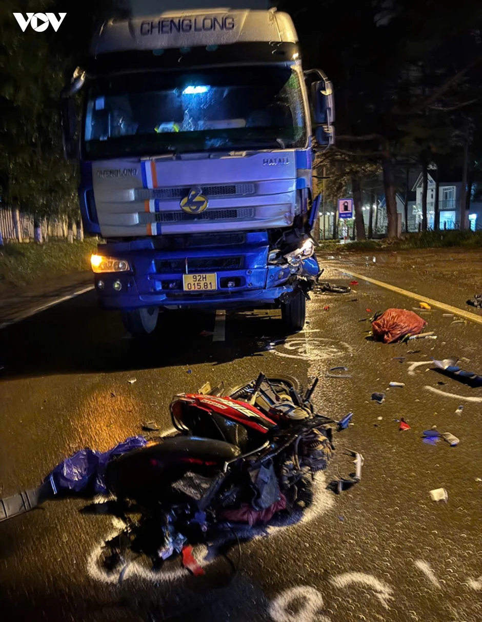 Xe tải va chạm xe máy khiến một người tử vong ở Quảng Ngãi Xe tải va chạm xe máy khiến một người tử vong ở Quảng Ngãi