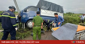 Xe tải va chạm xe máy ở Bắc Ninh, giải cứu nạn nhân mắc kẹt dưới gầm ô tô