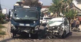 Xe tải và xe con tông nhau ở Đà Nẵng, 1 phụ nữ tử vong