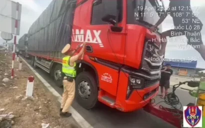 Xe tải vi phạm loạt lỗi trên cao tốc, tài xế và chủ xe bị phạt tổng cộng 126 triệu đồng Xe tải vi phạm loạt lỗi trên cao tốc, tài xế và chủ xe bị phạt tổng cộng 126 triệu đồng
