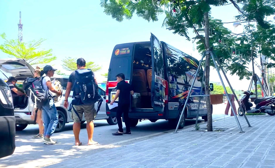 Xe vận tải hành khách theo hợp đồng phải chia sẻ dữ liệu với Bộ Công an Xe vận tải hành khách theo hợp đồng phải chia sẻ dữ liệu với Bộ Công an