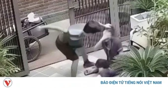 Xôn xao clip chồng đánh vợ giữa sân ở Bắc Ninh vì mâu thuẫn
