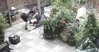 Xôn xao clip chồng đánh vợ, túm tóc kéo lê từ sân vào nhà