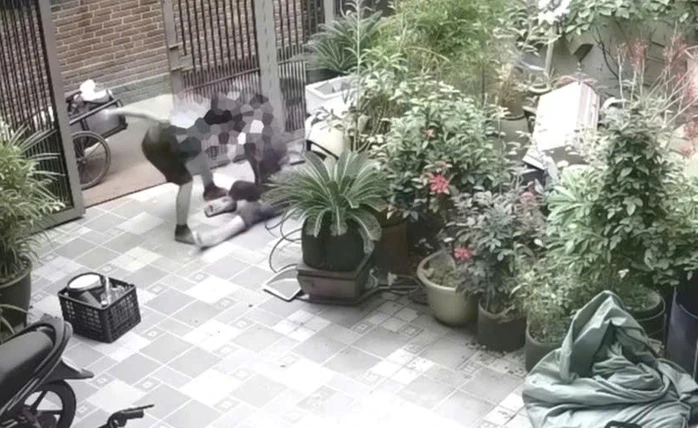 Xôn xao clip chồng đánh vợ, túm tóc kéo lê từ sân vào nhà Xôn xao clip chồng đánh vợ, túm tóc kéo lê từ sân vào nhà