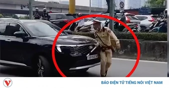 Xôn xao clip ô tô ủi một CSGT rồi tăng ga bỏ chạy trên đường phố Hà Nội