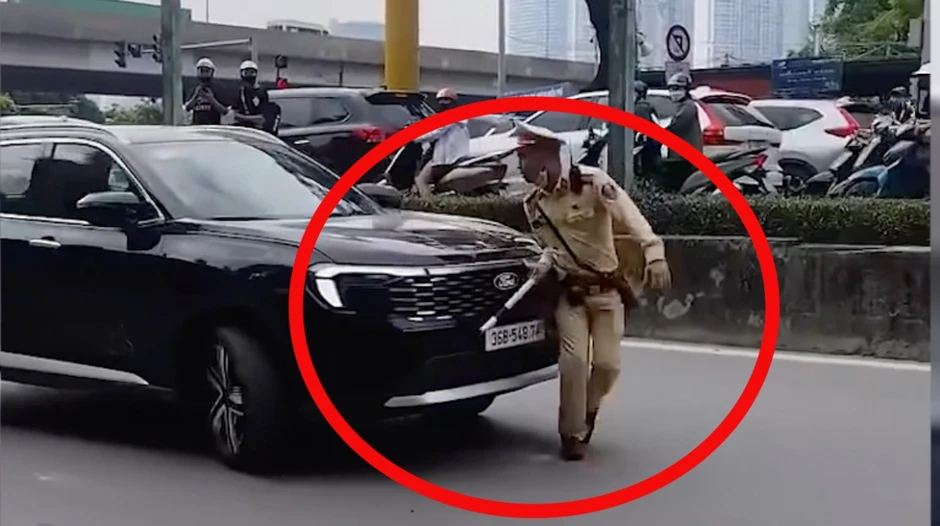 Xôn xao clip ô tô ủi một CSGT rồi tăng ga bỏ chạy trên đường phố Hà Nội Xôn xao clip ô tô ủi một CSGT rồi tăng ga bỏ chạy trên đường phố Hà Nội