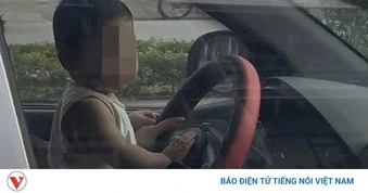 Xôn xao clip tài xế cho trẻ em ngồi trước vô lăng khi đang lưu thông ở Hà Nội