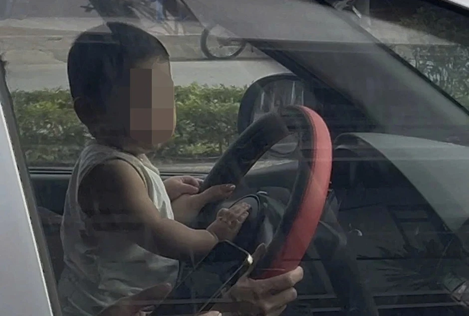 Xôn xao clip tài xế cho trẻ em ngồi trước vô lăng khi đang lưu thông ở Hà Nội Xôn xao clip tài xế cho trẻ em ngồi trước vô lăng khi đang lưu thông ở Hà Nội