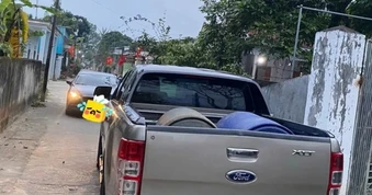Xôn xao clip tài xế đậu xe bán tải chiếm hết phần đường bị nhắc nhở còn tranh cãi