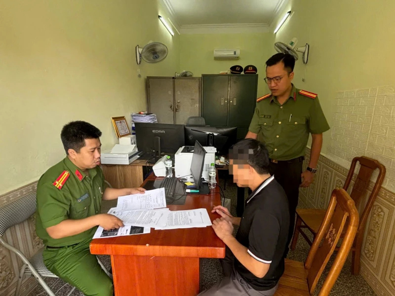 Xử lý 2 đối tượng lên mạng xã hội xúc phạm uy tín của lực lượng Công an Xử lý 2 đối tượng lên mạng xã hội xúc phạm uy tín của lực lượng Công an