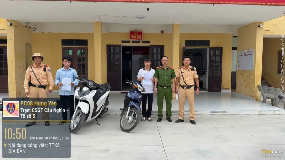 Xử lý 2 thanh niên ở Hưng Yên đi xe mô tô không đội mũ bảo hiểm, lạng lách, đánh võng Xử lý 2 thanh niên ở Hưng Yên đi xe mô tô không đội mũ bảo hiểm, lạng lách, đánh võng