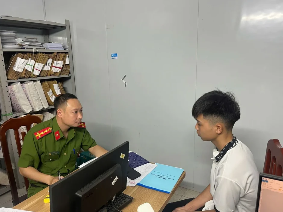 Xử lý 2 thanh niên ở Hưng Yên đi xe mô tô không đội mũ bảo hiểm, lạng lách, đánh võng Xử lý 2 thanh niên ở Hưng Yên đi xe mô tô không đội mũ bảo hiểm, lạng lách, đánh võng
