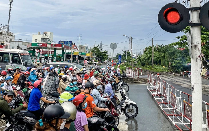 Xử lý hàng quán lấn chiếm hành lang đường sắt ở phường Dĩ An Xử lý hàng quán lấn chiếm hành lang đường sắt ở phường Dĩ An