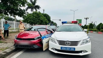 Xử lý lái xe vi phạm tốc độ và nồng độ cồn, rồi đâm thẳng vào xe của CSGT