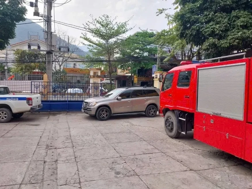 Xử lý nghiêm đối tượng chiếm giữ hồ sơ vi phạm, dùng xe chặn cổng Trạm CSGT Xử lý nghiêm đối tượng chiếm giữ hồ sơ vi phạm, dùng xe chặn cổng Trạm CSGT