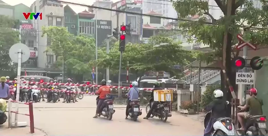 Xử lý nghiêm hành vi vượt rào chắn đường sắt Xử lý nghiêm hành vi vượt rào chắn đường sắt