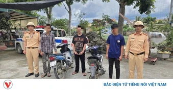 Xử lý nghiêm nhóm thanh thiếu niên "bốc đầu" xe máy từ clip trên mạng xã hội