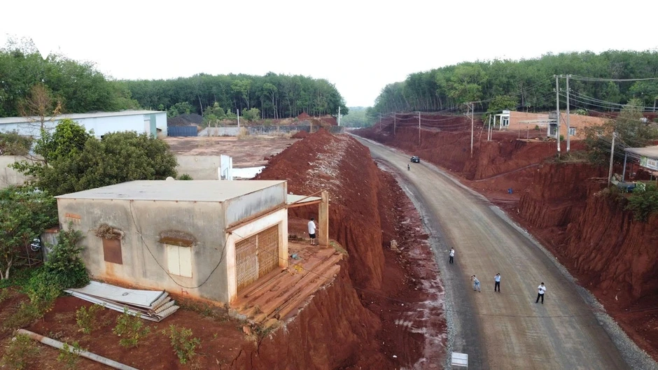 Xử lý nhà thầu vụ nhà dân "treo" mép vực ở Đồng Nai Xử lý nhà thầu vụ nhà dân "treo" mép vực ở Đồng Nai