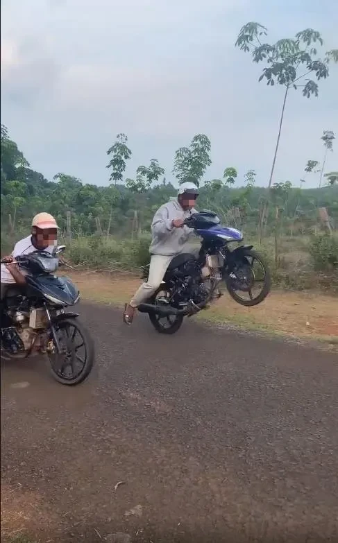Xử lý nhóm đối tượng dàn cảnh bốc đầu xe, đăng video lên mạng xã hội gây mất an ninh trật tự