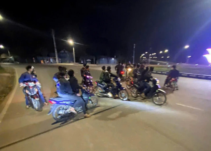 Xử lý nhóm thanh thiếu niên càn quấy giao thông Xử lý nhóm thanh thiếu niên càn quấy giao thông