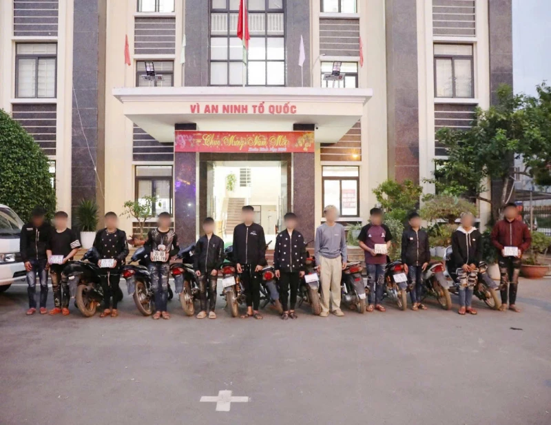 Xử lý nhóm thanh thiếu niên càn quấy giao thông Xử lý nhóm thanh thiếu niên càn quấy giao thông