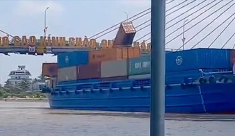 Xử lý thuyền trưởng điều khiển sà lan vướng đứt dây điện, rơi container xuống kênh Chợ Gạo