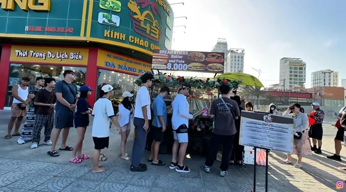 Xử lý xe bánh mì "gây sốt" vì lấn chiếm vỉa hè ở Đà Nẵng Xử lý xe bánh mì "gây sốt" vì lấn chiếm vỉa hè ở Đà Nẵng