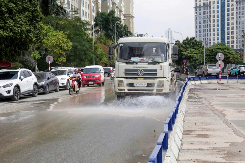 Xử phạt xe tải làm rơi vãi bùn đất khiến nhiều người trượt ngã Xử phạt xe tải làm rơi vãi bùn đất khiến nhiều người trượt ngã