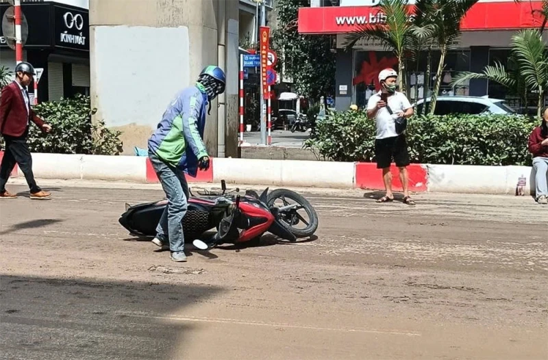 Xử phạt xe tải làm rơi vãi bùn đất khiến nhiều người trượt ngã Xử phạt xe tải làm rơi vãi bùn đất khiến nhiều người trượt ngã