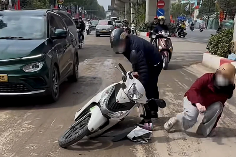 Xử phạt xe tải làm rơi vãi bùn đất khiến nhiều người trượt ngã Xử phạt xe tải làm rơi vãi bùn đất khiến nhiều người trượt ngã