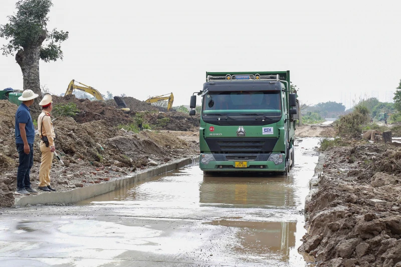 Xử phạt xe tải làm rơi vãi bùn đất khiến nhiều người trượt ngã Xử phạt xe tải làm rơi vãi bùn đất khiến nhiều người trượt ngã