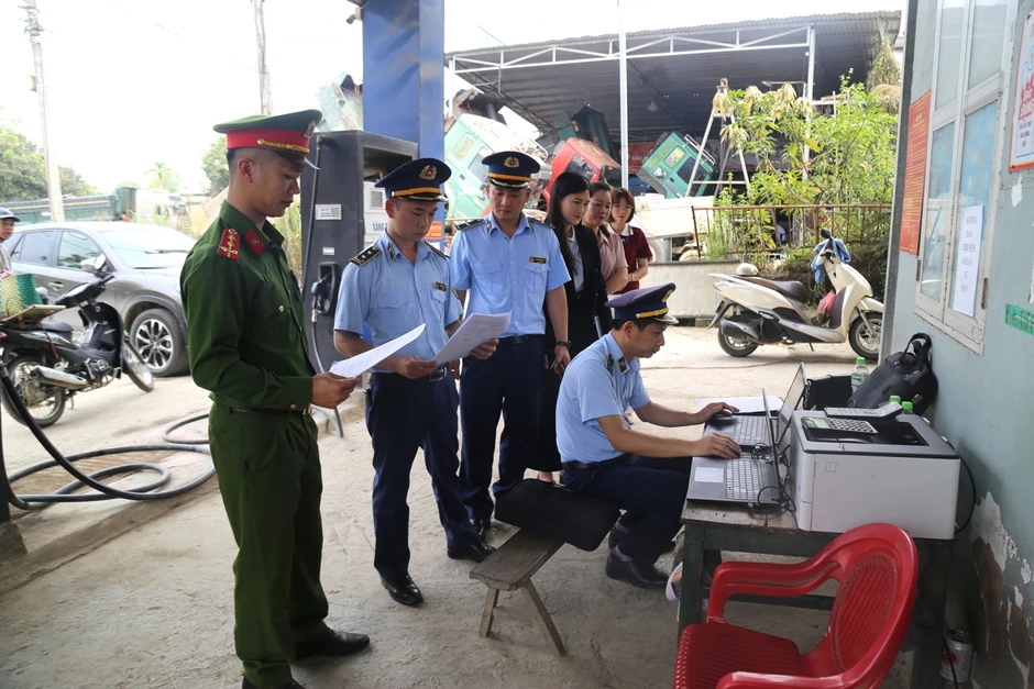 Xử phạt 1 cơ sở xăng dầu ở Cao Bằng treo biển "hết xăng" khi vẫn còn hàng Xử phạt 1 cơ sở xăng dầu ở Cao Bằng treo biển "hết xăng" khi vẫn còn hàng